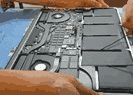 Bild på ett batteri i en MacBook