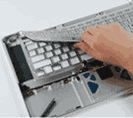 Ett tangentbord som lossas från ett MacBook-chassie