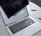 En displaypanel som har lossats från en MacBook